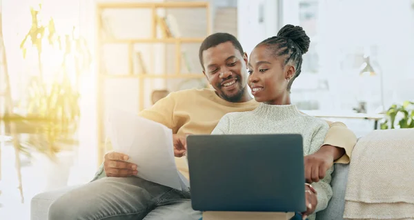 黑人夫妇 家用电脑和网上银行的年轻人计划储蓄和投资信息 一个女人和一个男人在客厅沙发上的快乐 数字投资和保险计划 — 图库照片