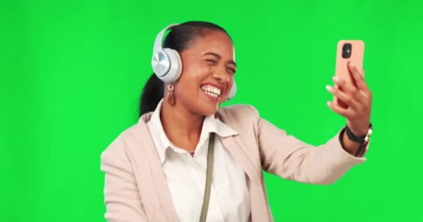 Πράσινη Οθόνη Βιντεοκλήση Και Γυναικείος Χορός Ενώ Streaming Μουσική Ένα — Αρχείο Βίντεο