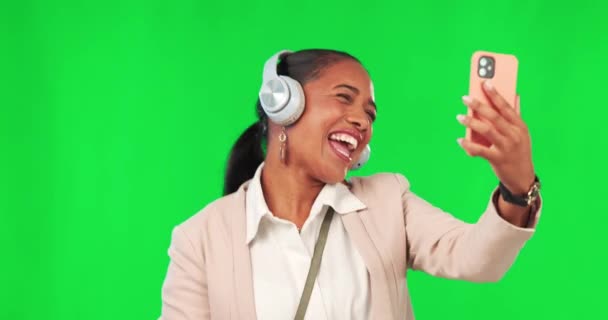 緑の画面 音楽とダンスと女性 ヘッドフォンや電話 モックアップの背景に幸せと楽しさ ラジオ イヤフォン 女性はスマートフォンアプリでポッドキャストに踊り 笑顔と自由を祝う — ストック動画