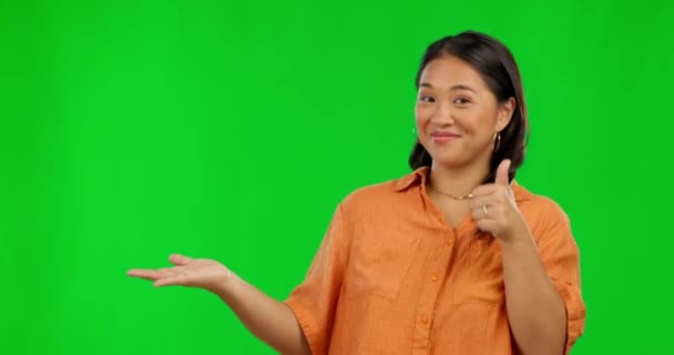 スタジオの背景を背景に 幸せなアジアの女性 手と親指を緑色の画面で成功させます 笑顔と親指の絵文字 はいサインや広告の承認のためのような女性の人物の肖像 — ストック動画