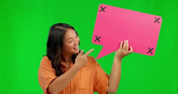 Šťastná Asiatka Řečová Bublina Ukazující Zelenou Obrazovku Pro Komentář Pozadí — Stock video