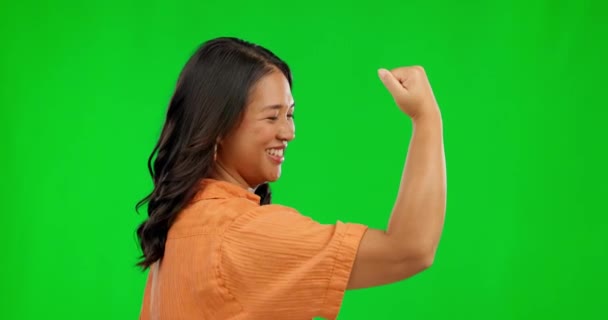 背景に隔離されたスタジオの緑の画面上の顔 女性とフレックスアーム 肖像画 強い筋肉と力を持つアジアの人 力のエンパワメントと誇り 男女共同参画と面白いモックアップ — ストック動画