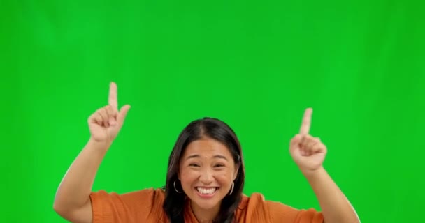 兴奋的亚洲女人 指指点点和广告在绿色屏幕上的工作室背景 销售折扣或交易中的女性个人指尖及模拟广告 警告或新闻 — 图库视频影像