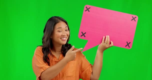 亚洲女性 演讲泡沫 并在绿色屏幕上针对工作室背景进行评论 带着微笑的快乐女性的画像 以及反馈 社交媒体和跟踪标记的图标 — 图库视频影像