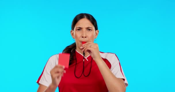 Scheidsrechter Fluit Vrouw Met Een Rode Kaart Studio Geïsoleerd Een — Stockvideo