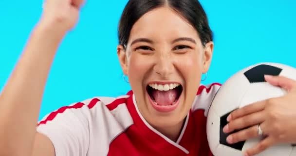 Gesicht Fußball Und Gewinnerin Feier Und Athletin Vor Blauem Studiohintergrund — Stockvideo