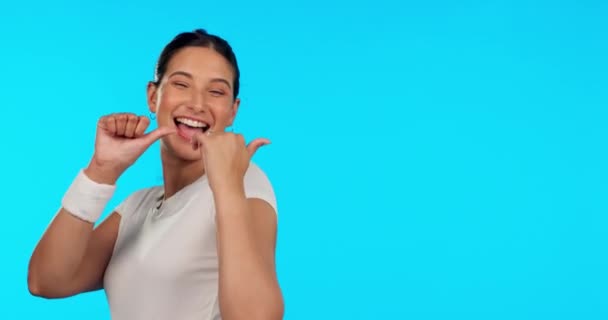 Kadın Parmaklar Yukarı Boşluk Ile Fitness Stüdyosu Mavi Arka Plan — Stok video