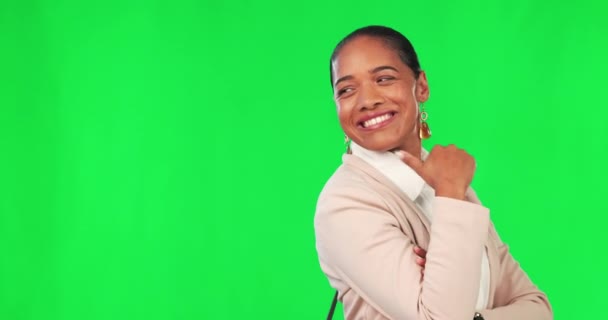 Kadını Reklam Tanıtım Anlaşması Için Yeşil Ekranda Parmakla Gösterip Gülüyor — Stok video