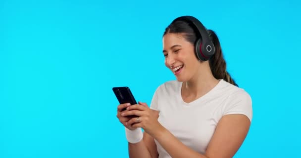 Teléfono Música Baile Con Una Mujer Fondo Azul Estudio Streaming — Vídeo de stock