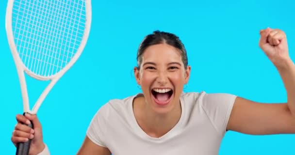スタジオでラケットを持つ顔 テニスの勝者と女性は青い背景に隔離されています 肖像画 スポーツや興奮選手 チャンピオンと成功のために幸せ 達成または競争の勝利のためのお祝い — ストック動画