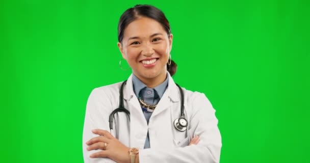Gelukkig Aziatische Vrouw Dokter Armen Gekruist Groen Scherm Vertrouwen Tegen — Stockvideo