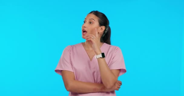 Pensar Hablar Médico Una Mujer Con Ideas Aisladas Fondo Azul — Vídeos de Stock