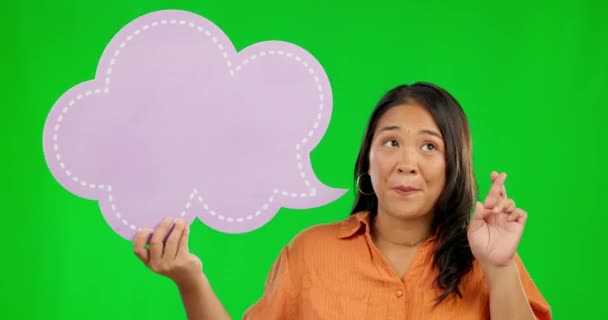 Азійська Жінка Мова Бульбашки Пальці Схрестилися Зеленому Екрані Удачі Студійному — стокове відео