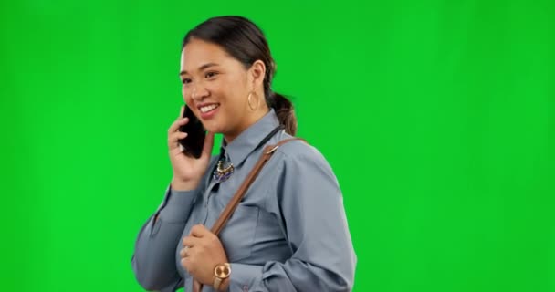 Щасливий Розмовляє Жінка Зеленому Екрані Телефону Маком Робочого Спілкування Посмішка — стокове відео