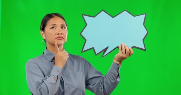 在工作室背景下 亚洲女性在绿色屏幕上的思维和言语泡沫中寻找想法 疑问或评论 在社交媒体 聊天或图标中思考 回答或反馈的女性 — 图库视频影像