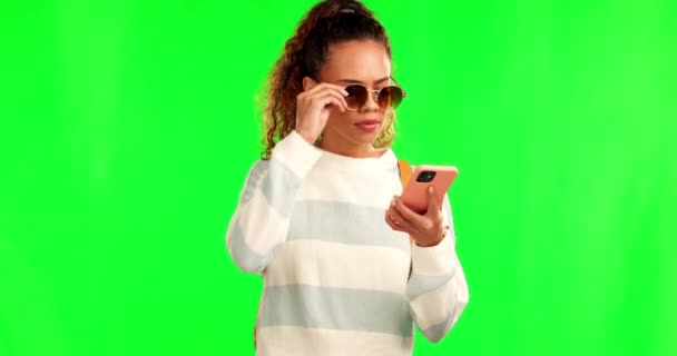 Choque Omg Mujer Con Teléfono Pantalla Verde Para Notificación Sorpresa — Vídeos de Stock