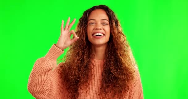 Donna Felice Viso Sorriso Con Segno Sullo Schermo Verde Moda — Video Stock