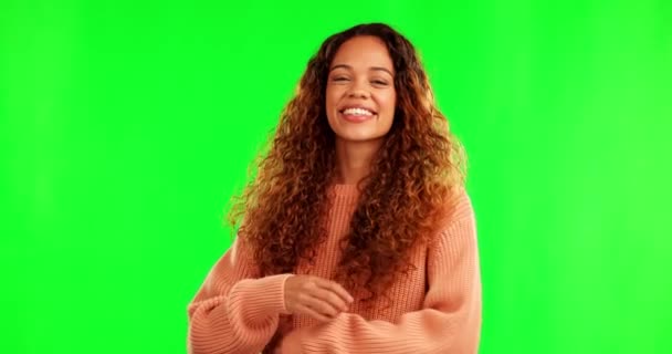Feliz Sorrir Retratar Uma Mulher Tela Verde Com Cabelos Cacheados — Vídeo de Stock
