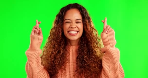 Happy Parmaklarını Çapraz Yap Yeşil Ekranda Rüya Gören Bir Kadın — Stok video