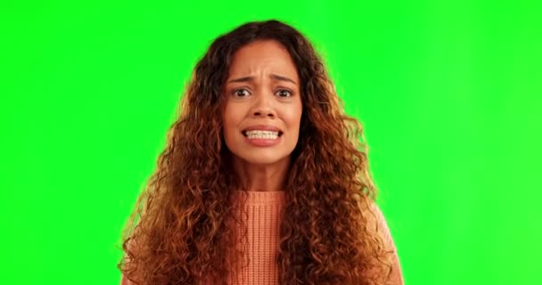 映画の反応や怖い表情のための緑の画面上の女性の恐怖と恐怖と顔 肖像画 透明なPngの背景に隔離されたストレスのために顔を覆う神経質な女の子 — ストック動画