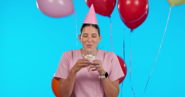 Aniversário Festa Balões Com Uma Enfermeira Estúdio Isolado Fundo Azul — Vídeo de Stock