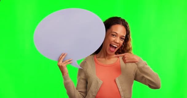 幸せな女性 顔やソーシャルメディアや広告のための緑の画面上のスピーチバブルを指しています 女性の肖像画は モックアップ空間上の広告やニュースのための図形 シンボルやアイコンを指す — ストック動画