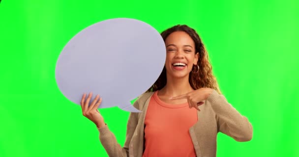 指的是社交媒体或广告的绿色屏幕上的言语泡沫 具有形象或图标的快乐女性在工作室背景下的形象 — 图库视频影像