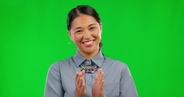 Asyalı Kadın Alkışlar Başparmaklar Yeşil Ekrandaki Başarı Için Stüdyonun Arka — Stok video