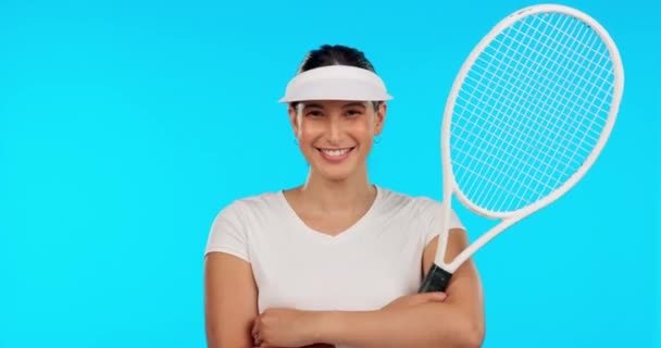 网球和有趣的女人 手臂交叉在工作室孤立的蓝色背景模型 巴西的肖像画 球拍和自信的运动员为运动 训练或健身大笑 — 图库视频影像
