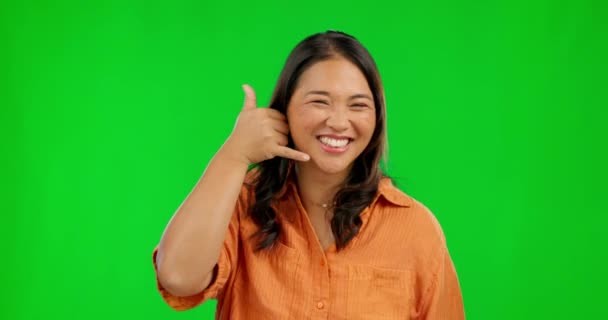 Cara Pantalla Verde Mujer Asiática Con Gesto Mano Llamada Telefónica — Vídeos de Stock