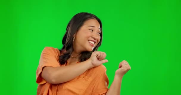 Pantalla Verde Cara Feliz Mujer Asiática Apuntan Las Noticias Promoción — Vídeos de Stock