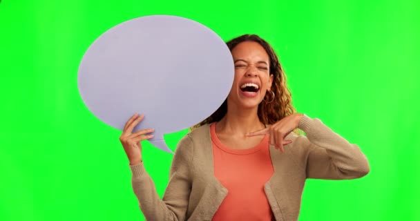 Ευτυχισμένη Γυναίκα Γελώντας Και Δείχνοντας Φούσκα Του Λόγου Στην Πράσινη — Αρχείο Βίντεο