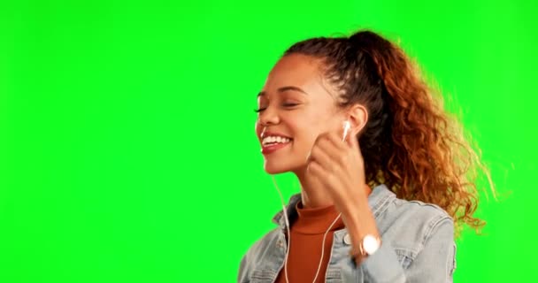 Γυναίκα Χορεύει Και Ακούει Μουσική Στην Πράσινη Οθόνη Για Streaming — Αρχείο Βίντεο