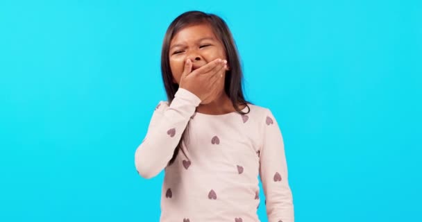 Втомлені Позіхання Діти Дівчиною Піжамі Синьому Фоні Ізольовані Студії Під — стокове відео