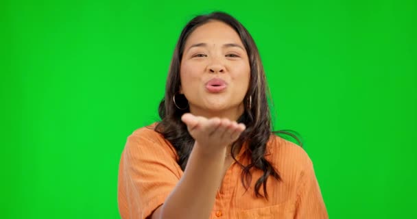 Face Green Screen Asian Woman Blowing Kiss Love Happy Girl — Stock Video