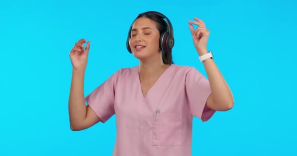 Stüdyoda Hemşire Bir Kadınla Müzik Dans Kulaklık Sağlık Hizmetleri Için — Stok video