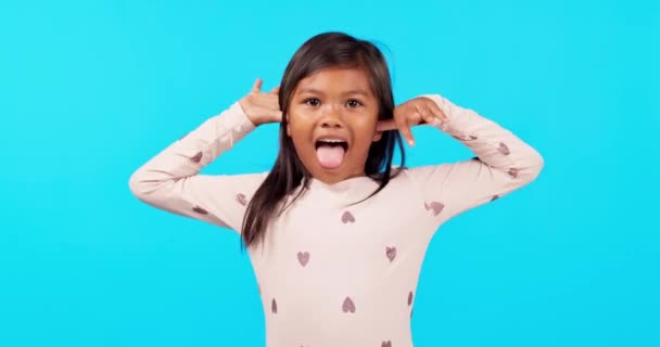 Vtipná Tvář Jazyk Ven Dívka Dítě Studiu Bláznivé Komické Výraz — Stock video