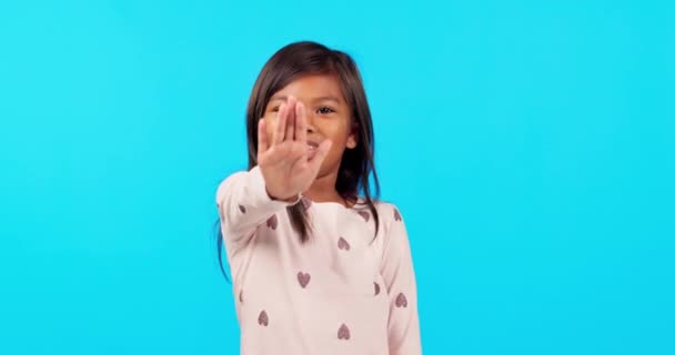 Kéz Stop Lány Gyermek Arca Stúdióban Figyelmeztetés Elutasítja Vagy Nincs — Stock videók