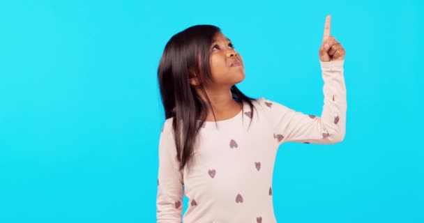 Gadis Kecil Melihat Dan Menunjuk Untuk Iklan Berdiri Melawan Latar — Stok Video