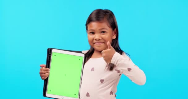 Счастливая Маленькая Девочка Большой Палец Вверх Планшетный Макет Социальных Сетей — стоковое видео