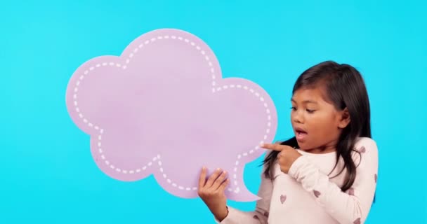 Konuşma Balonu Sürpriz Kızın Yüzü Duyuru Haber Bilgi Için Stüdyoda — Stok video