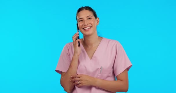 Konuşan Doktor Mutlu Telefonda Konuşan Bir Kadın Stüdyoda Mavi Bir — Stok video