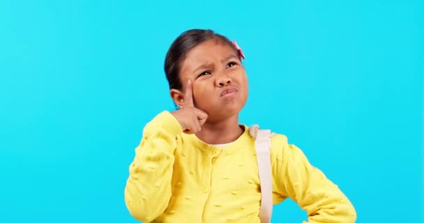 Мышление Замешательство Девочка Ребенок Студии Вопросом Почему Выбор Синем Фоне — стоковое видео