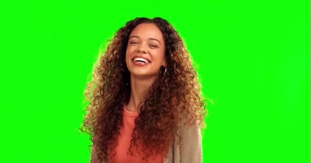 Śmiejący Się Szczęśliwy Portret Kobiety Zielonym Ekranie Kręconymi Włosami Szczęściem — Wideo stockowe