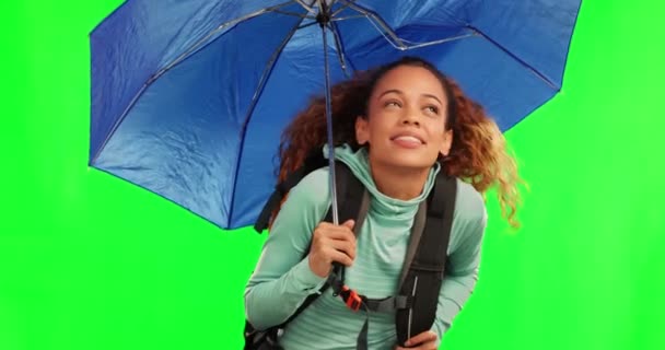 Jovem Mulher Guarda Chuva Chuva Por Tela Verde Para Viagens — Vídeo de Stock