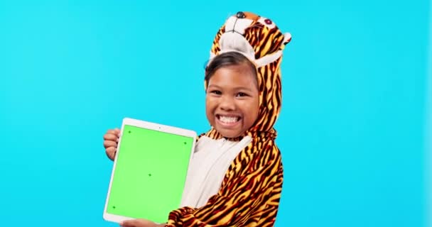 快乐的小女孩 平板电脑和模拟屏幕的服装广告与蓝色工作室的背景 用技术 色键显示和跟踪标记刻画女童或儿童微笑的形象 — 图库视频影像