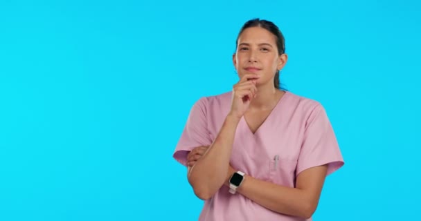 青色のスタジオの背景に対する解決策 女性と従業員との顔 思考と看護師 アイデアで肖像画 女性の人と医療専門家 問題解決と意思決定で医療 — ストック動画