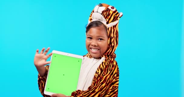 Bambina Tablet Schermo Mockup Costume Pubblicità Uno Sfondo Blu Studio — Video Stock