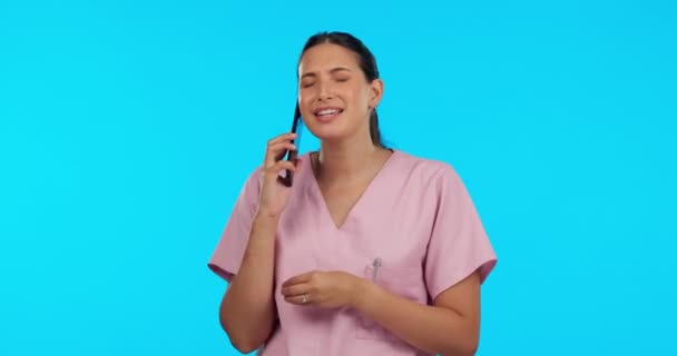 Ein Sprechender Arzt Eine Ärztin Und Eine Frau Telefonieren Isoliert — Stockvideo