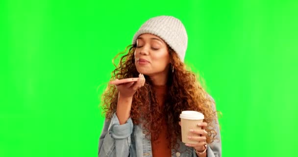 발표자 통화자 여성은 스크린 스튜디오에서 커피를 마시며 흉내내는 이야기를 있습니다 — 비디오